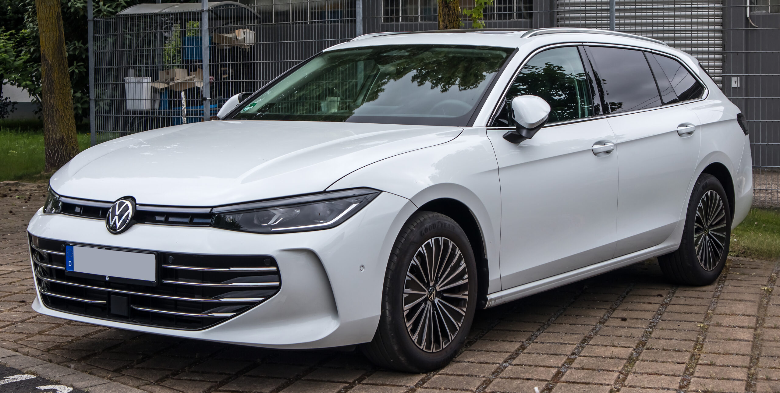 VW Passat Variant Elegance 2025 – elölnézet