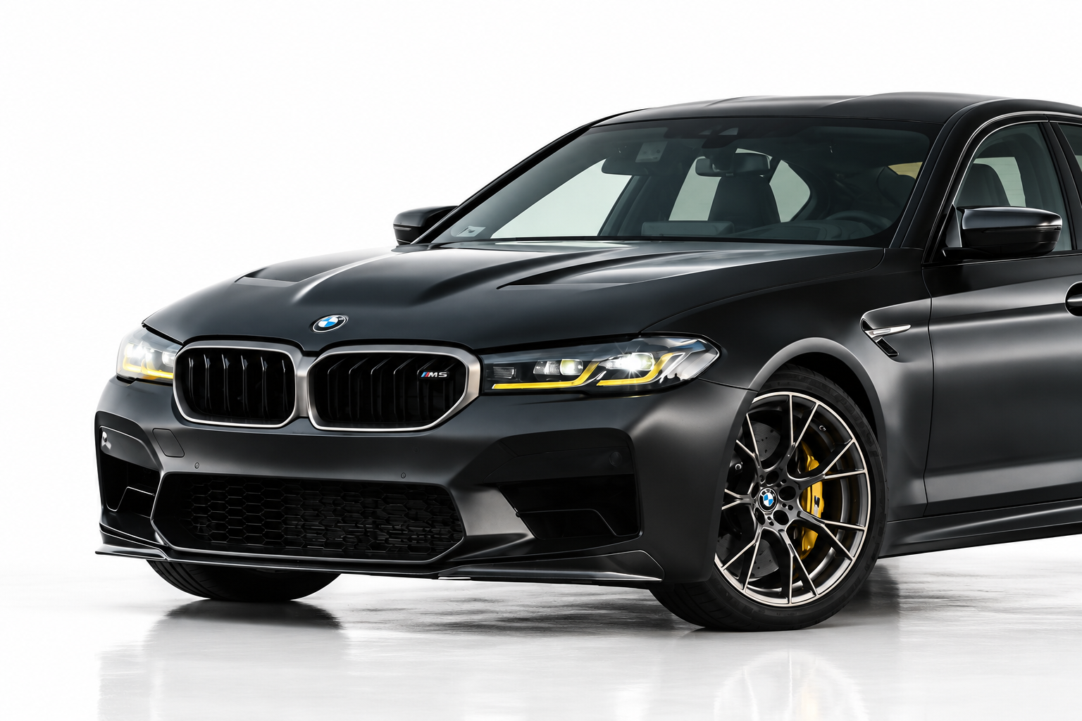 BMW M5 CS elölről, félprofilból, matt fekete – sportszedán bérlés Budapesten