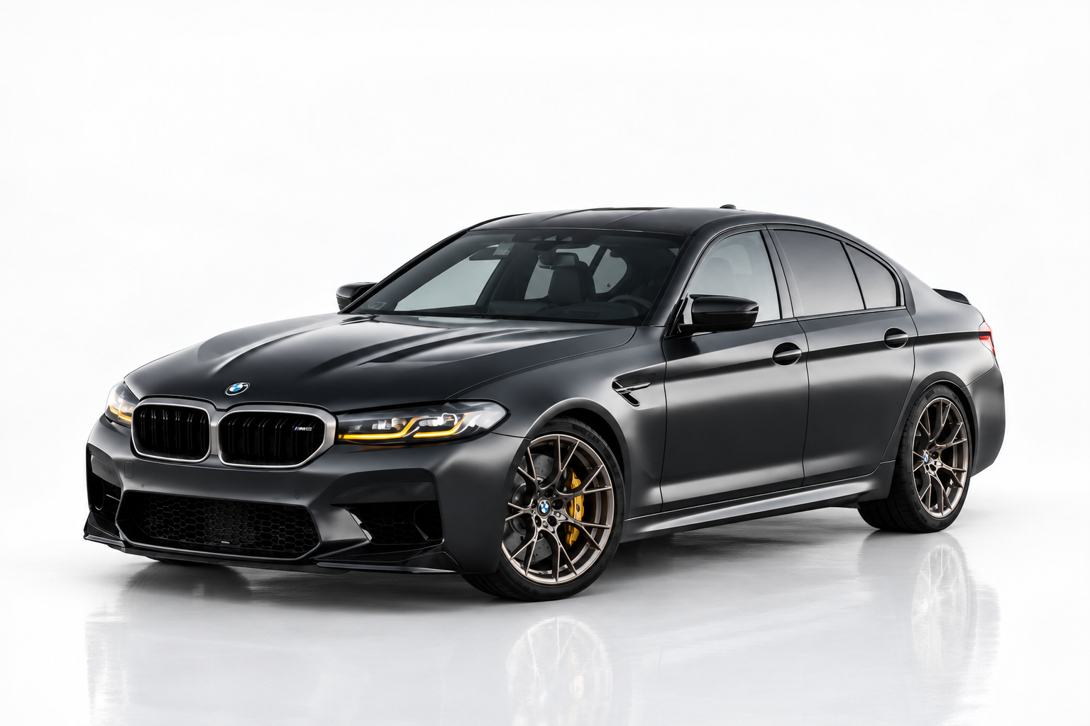 BMW M5 CS elölről, félprofilból, szürke – sportszedán bérlés Budapesten