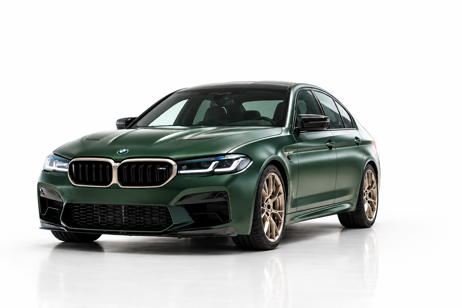BMW M5 CS elölről, félprofilból, zöld – sportszedán bérlés Budapesten