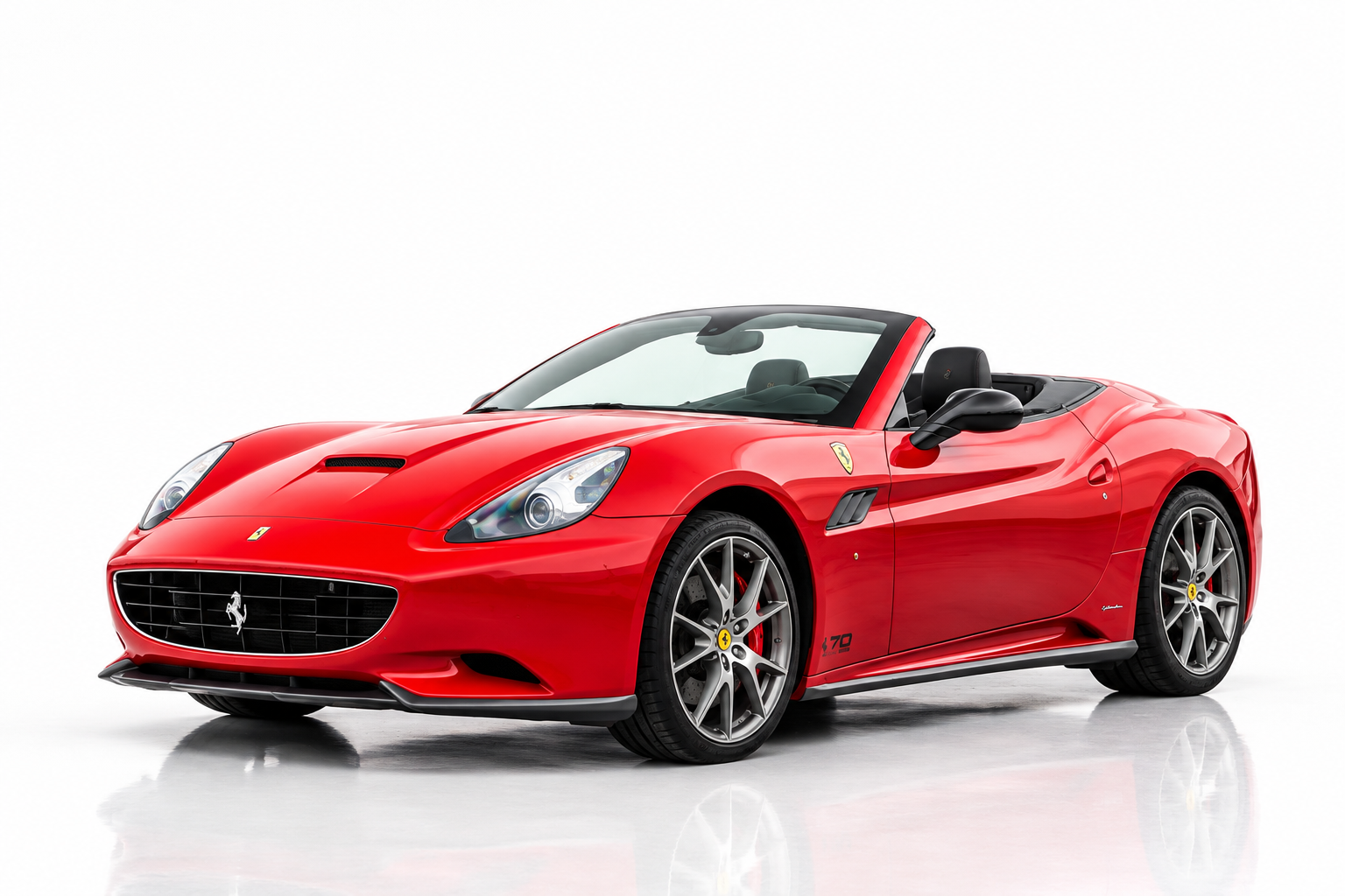 Ferrari California T elölről, félprofilból – kabrió sportautó bérlés Budapesten