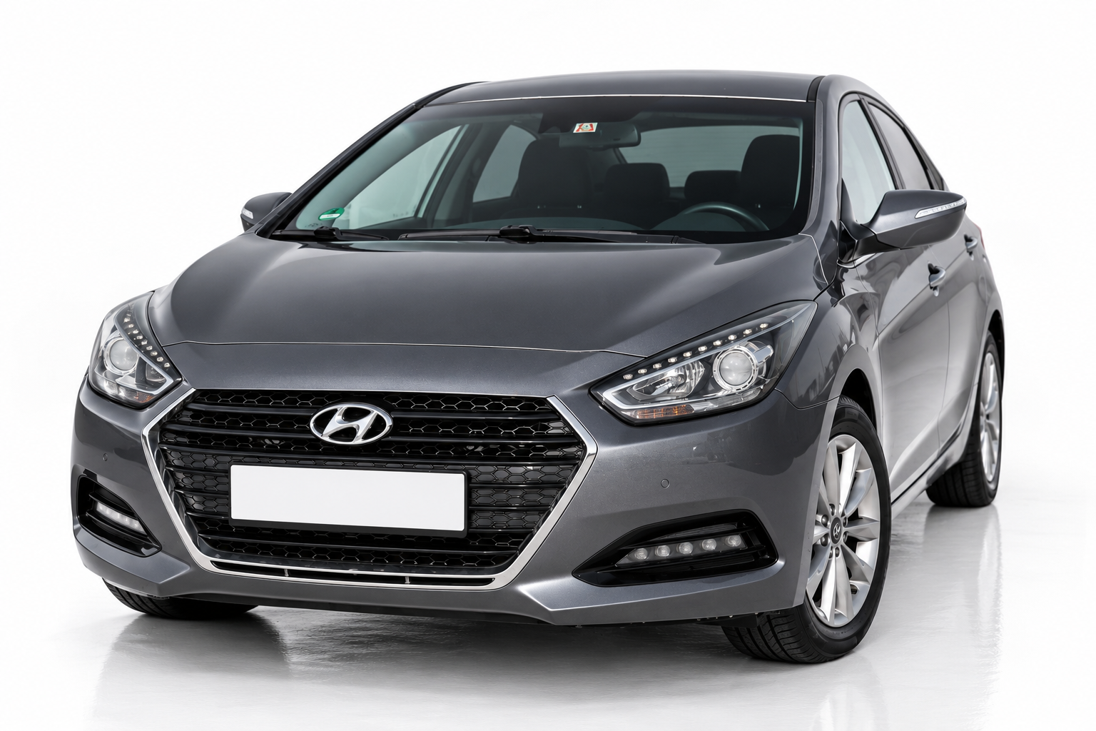 Hyundai i40 elölnézet – szedán bérlés Budapesten
