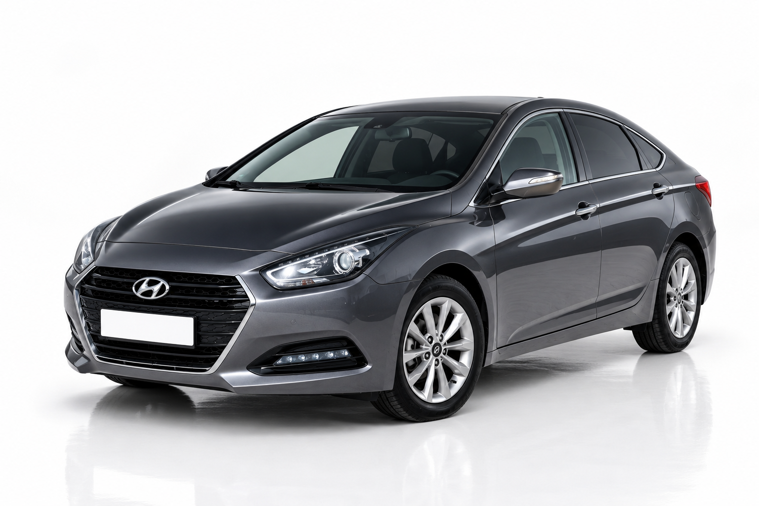 Hyundai i40 elölről, félprofilból – szedán bérlés Budapesten
