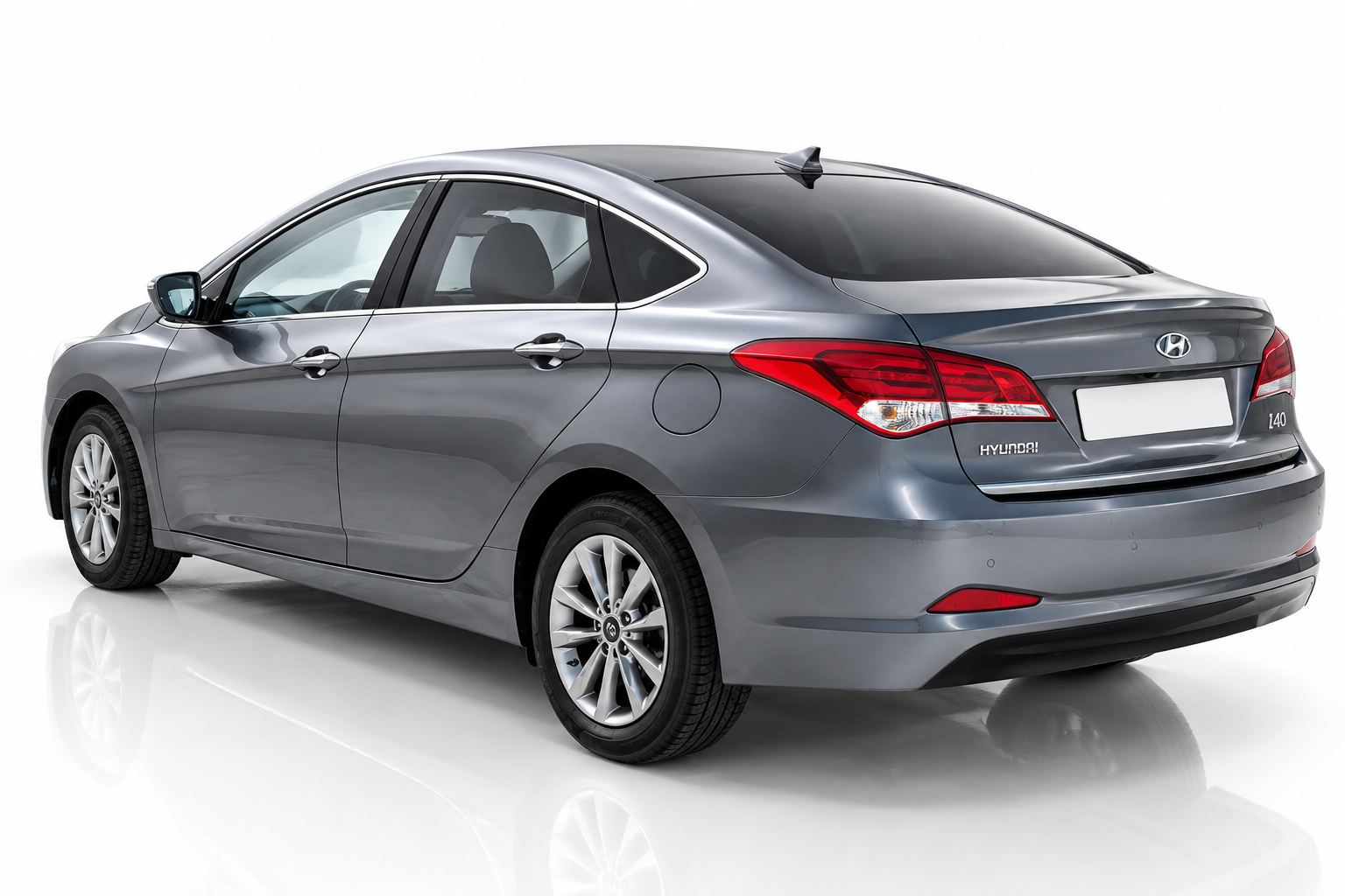 Hyundai i40 hátulról, félprofilból – szedán bérlés Budapesten