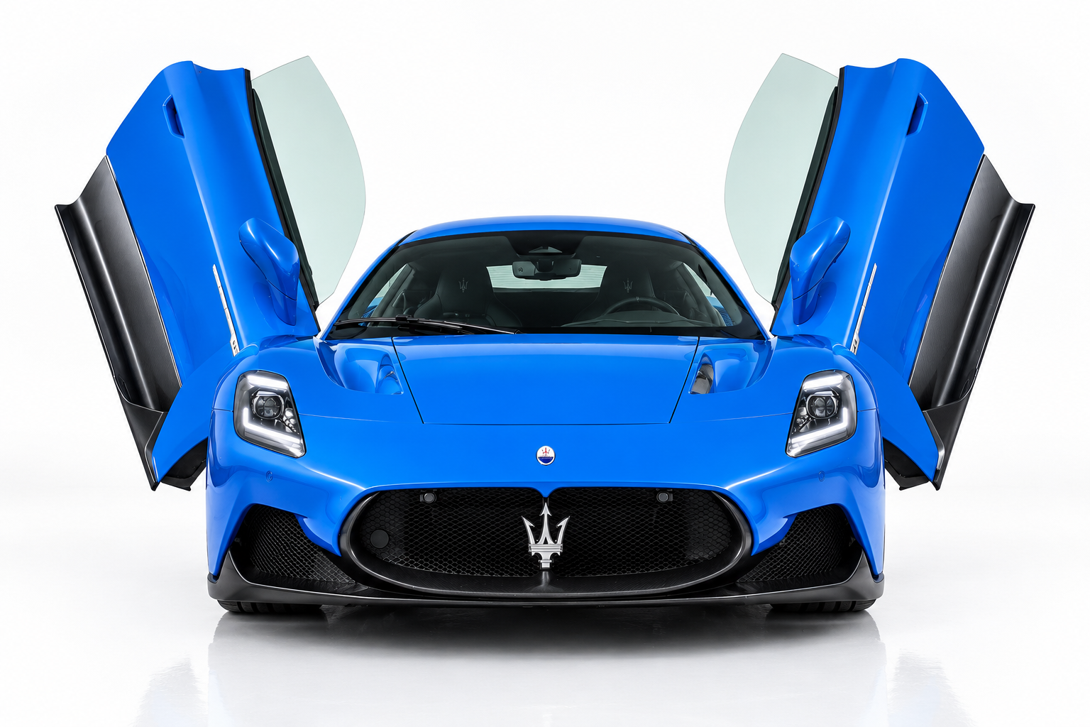 Maserati MC20 elölnézet, felnyitott ajtókkal – szuperautó bérlés Budapesten