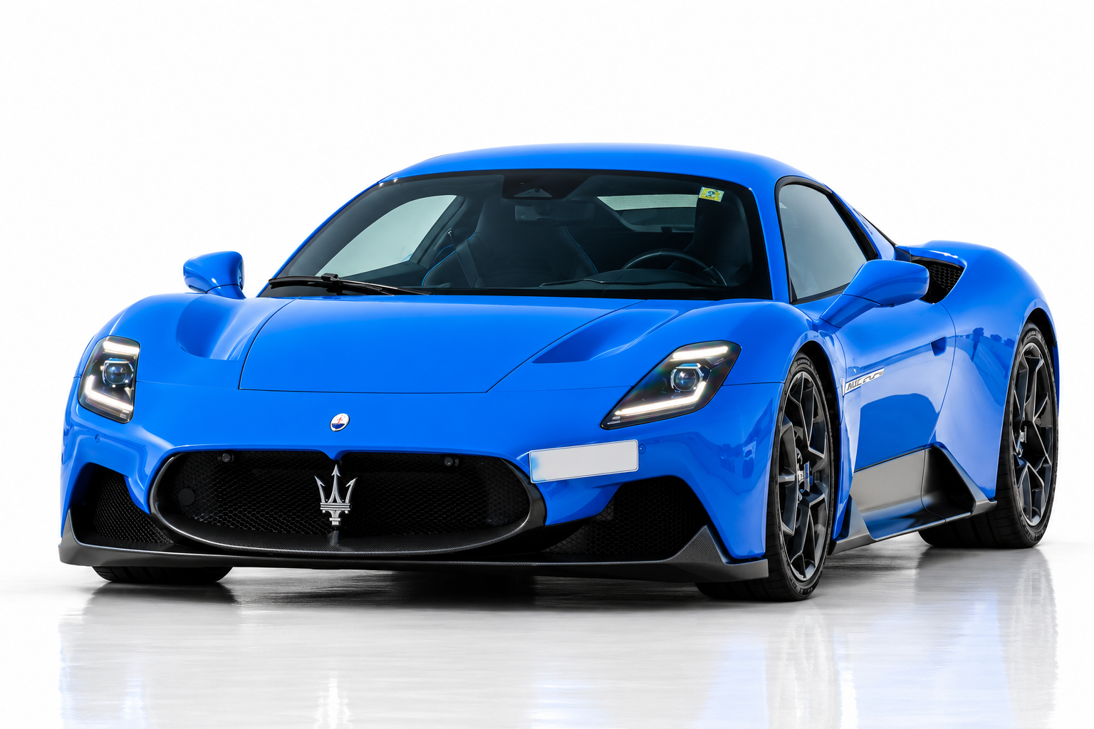 Maserati MC20 elölről, oldalról, kék – szuperautó bérlés Budapesten