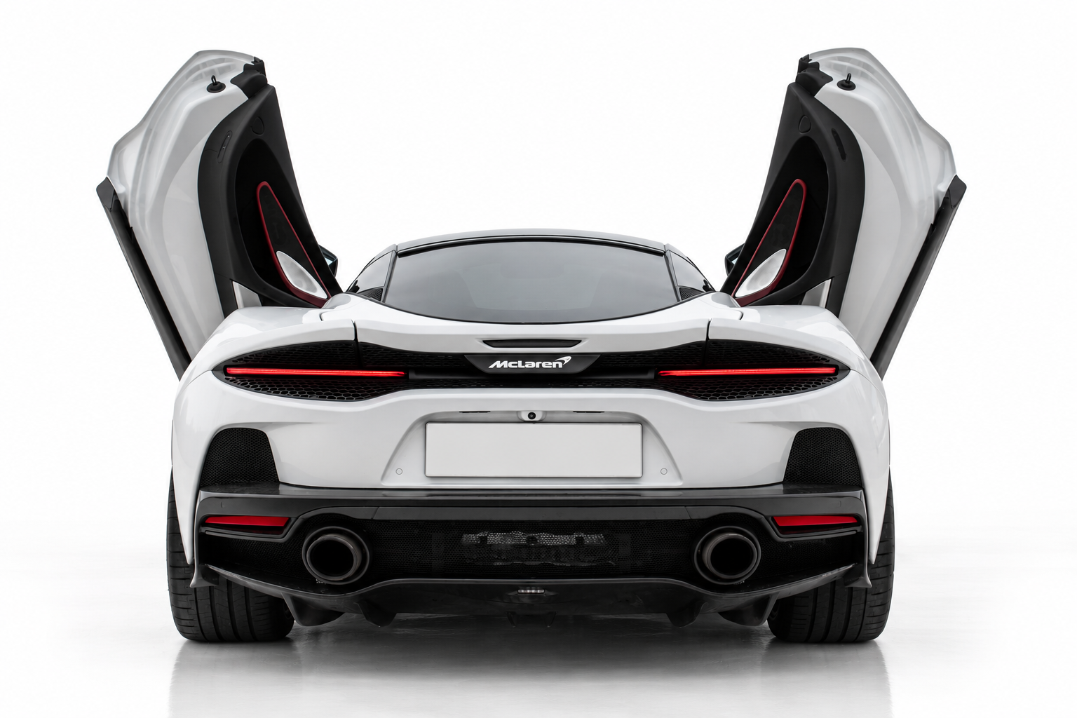 McLaren GT hátulról, felnyitott ajtókkal – szuperautó bérlés Budapesten