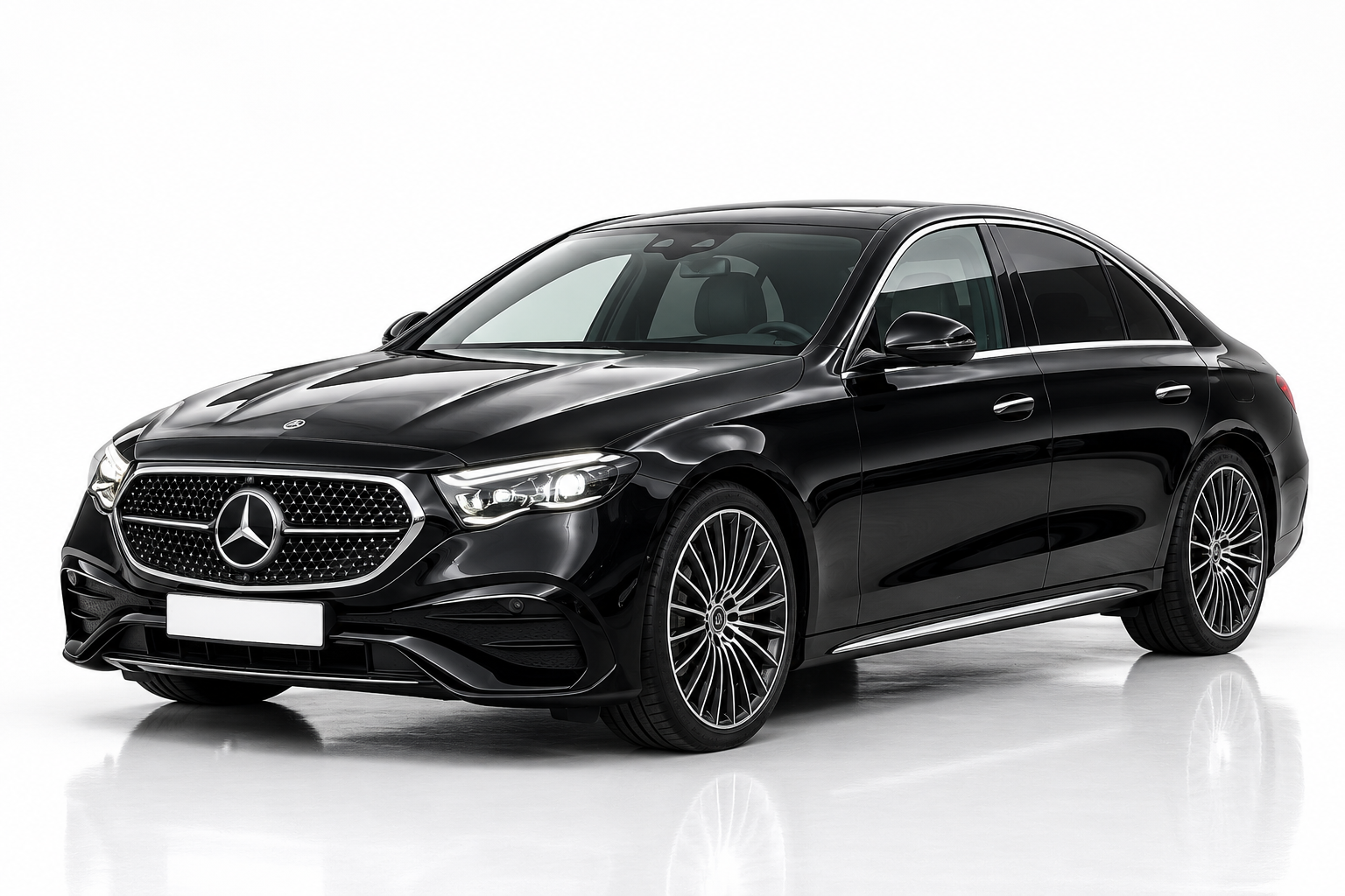 Mercedes-Benz E 220 d elölről, félprofilból – prémium szedán bérlés Budapesten