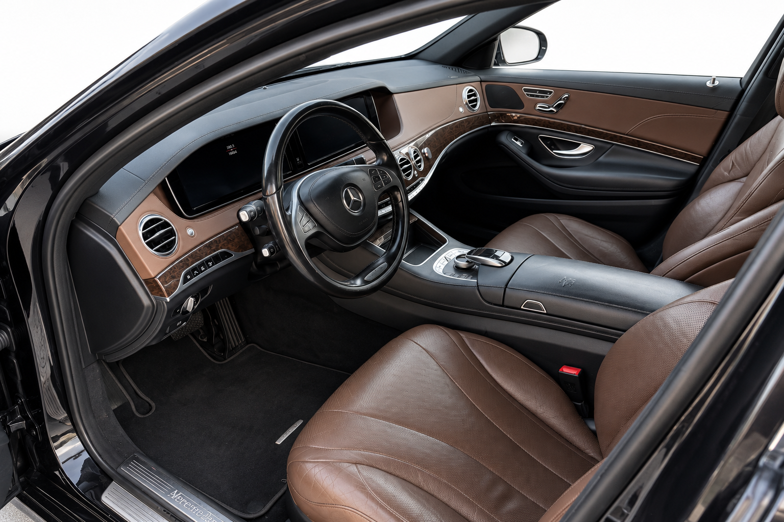 Mercedes-Benz S 350d belső tér, barna bőr ülésekkel – luxus limuzin bérlés Budapesten