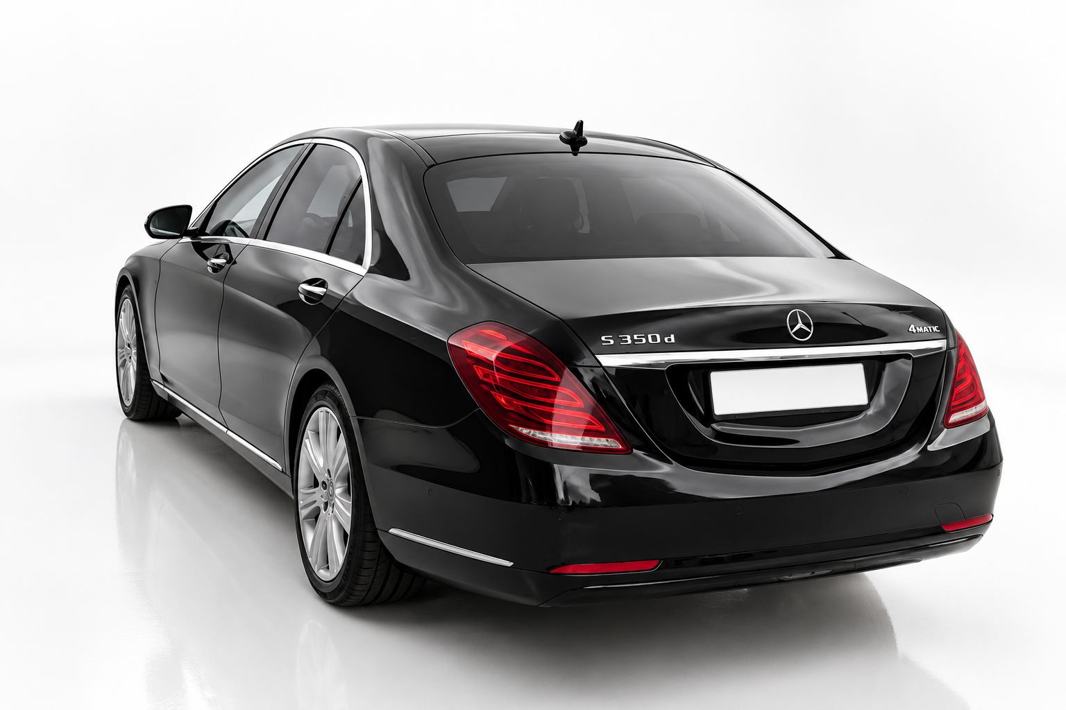 Mercedes-Benz S 350d hátulról, félprofilból – luxus limuzin bérlés Budapesten