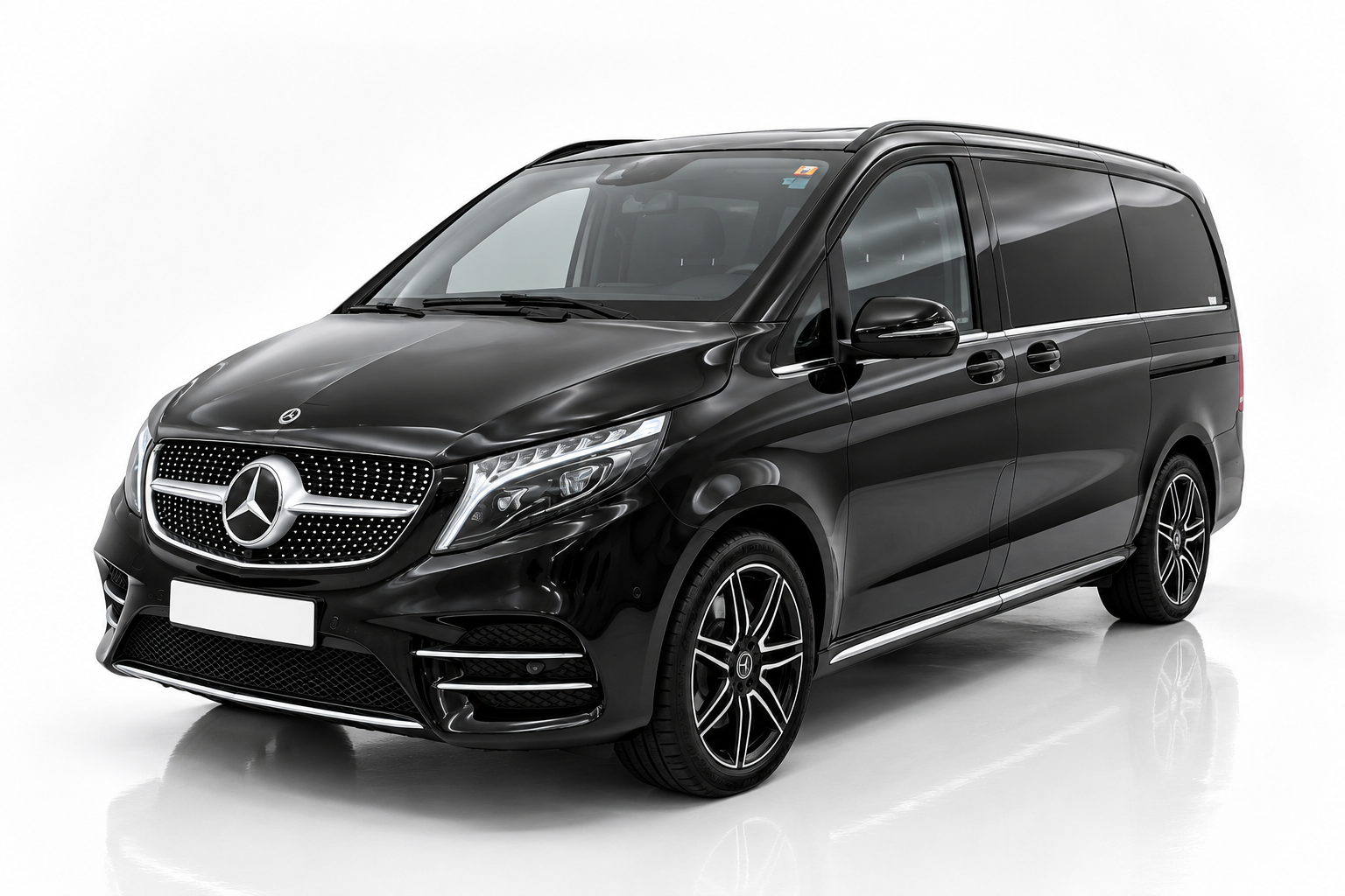 Mercedes-Benz V-osztály elölről, félprofilból – luxus kisbusz bérlés Budapesten