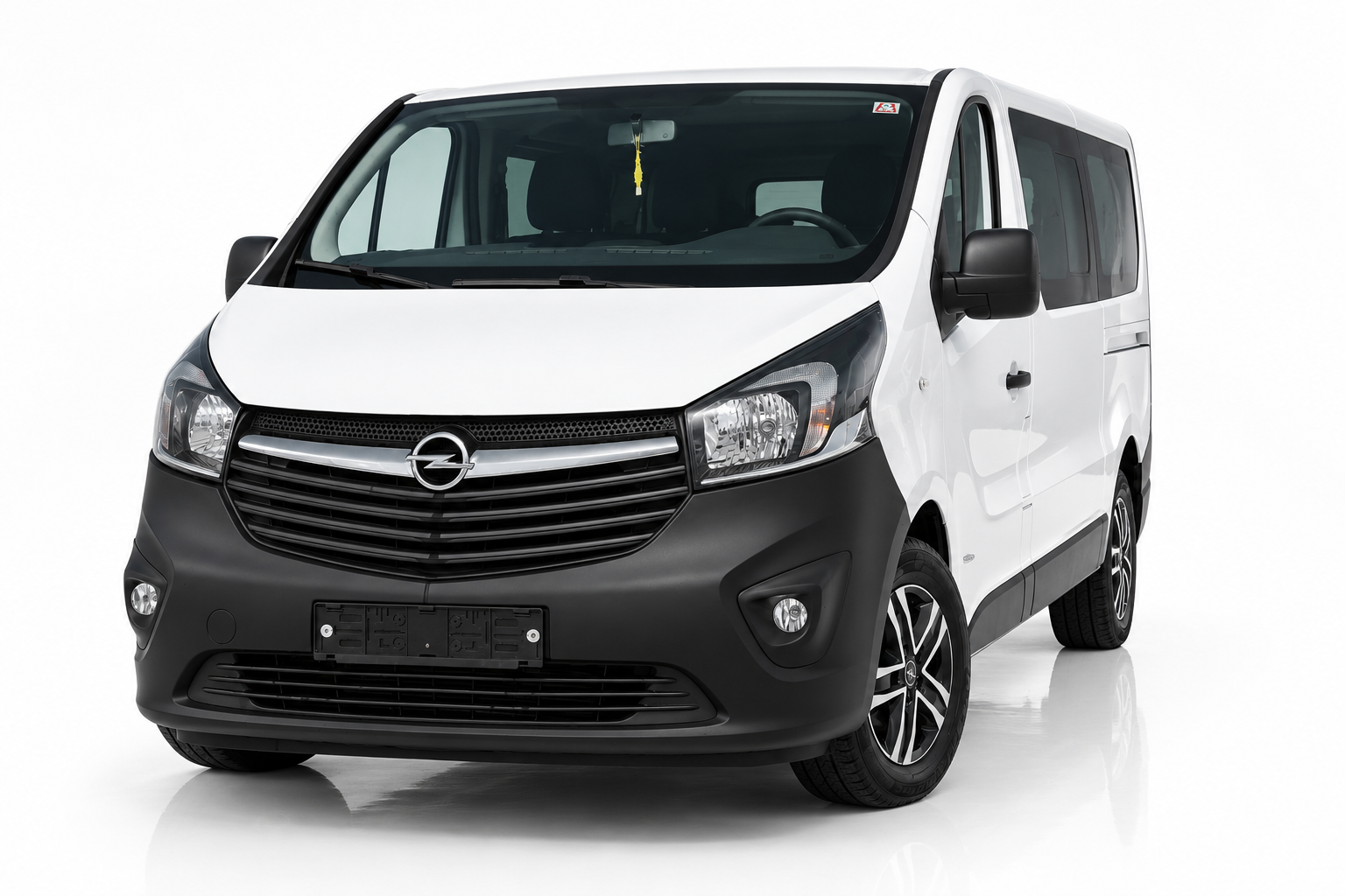 Opel Vivaro elölnézet – kisbusz bérlés Budapesten