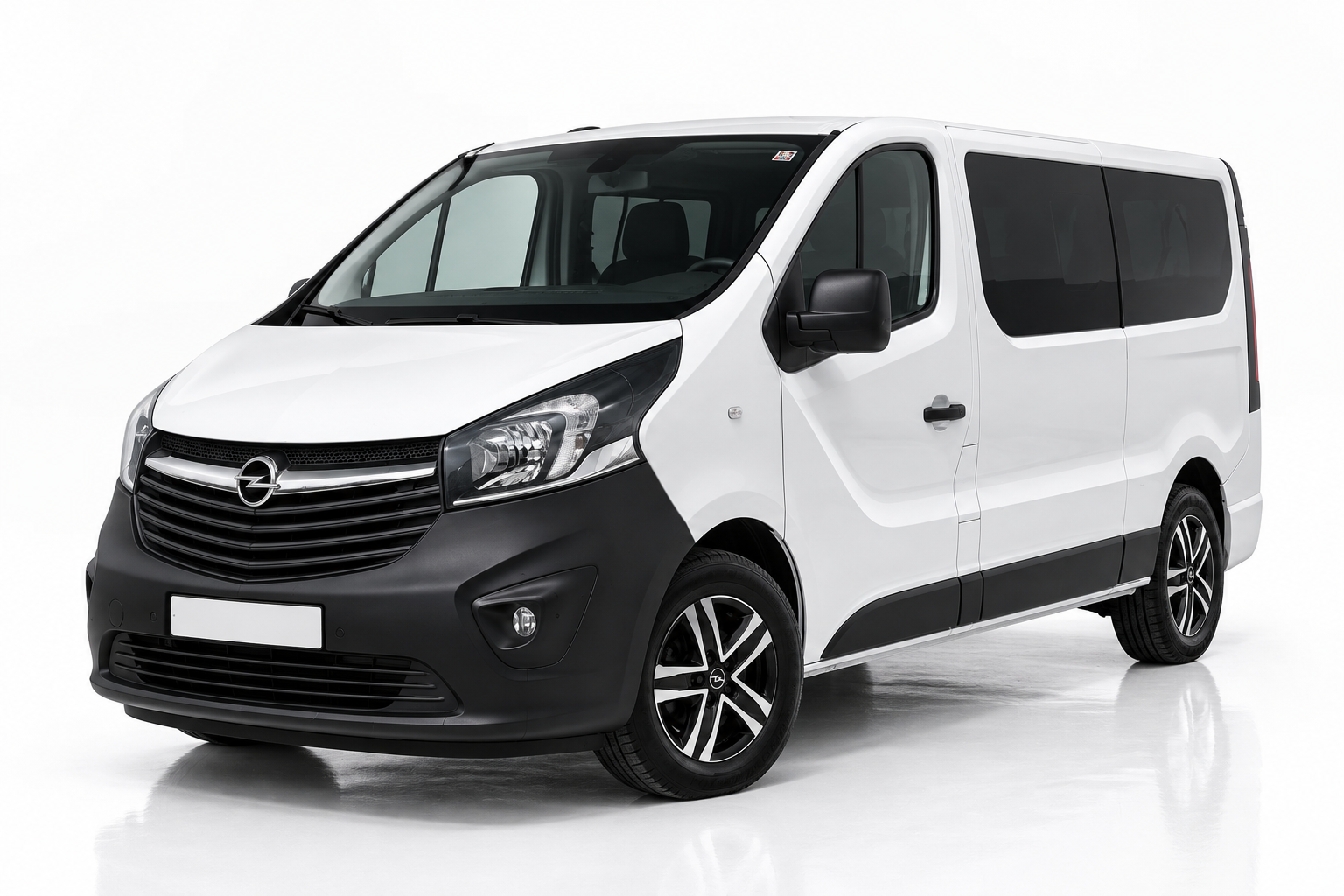 Opel Vivaro elölről, félprofilból – kisbusz bérlés Budapesten