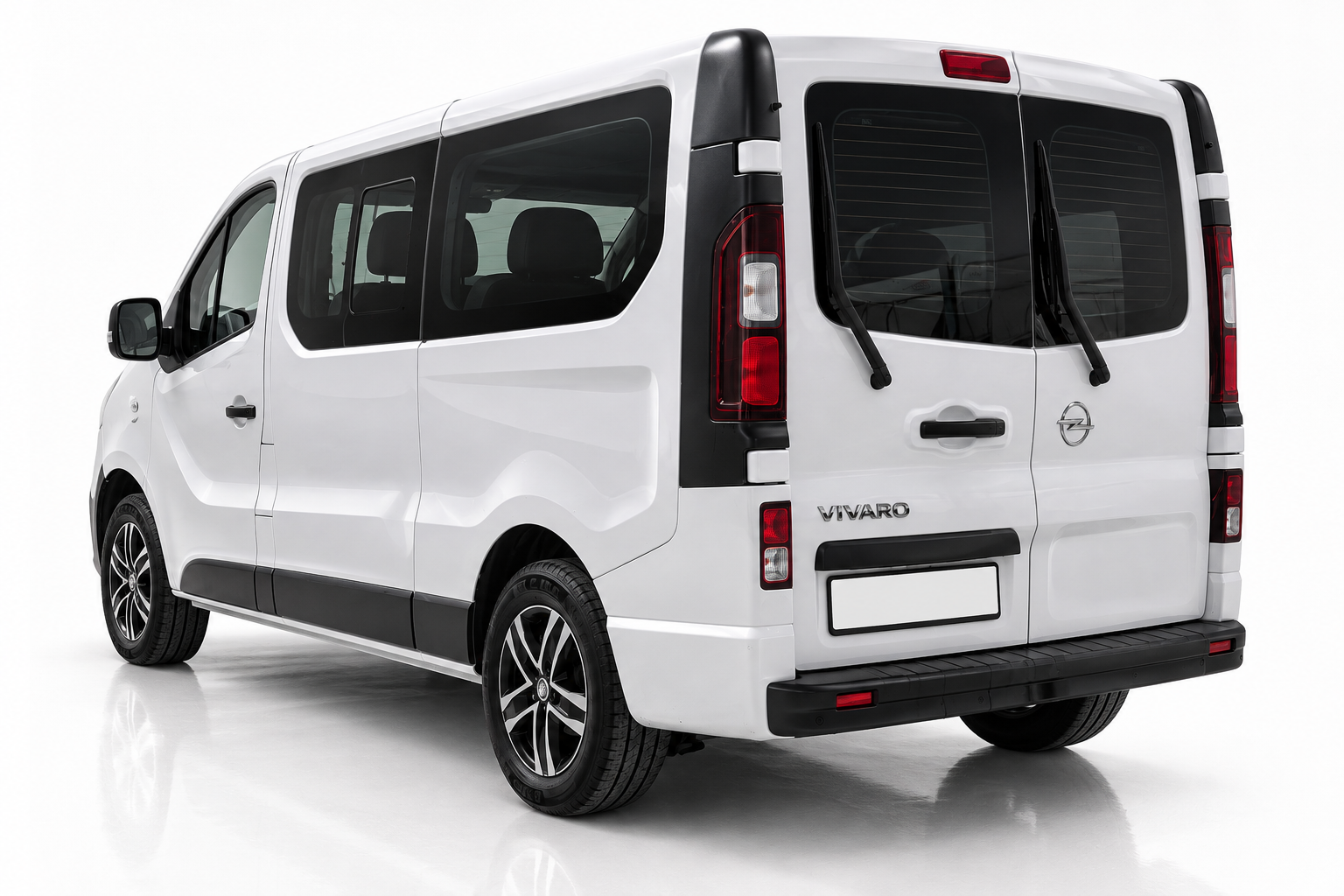 Opel Vivaro hátulról, félprofilból – kisbusz bérlés Budapesten