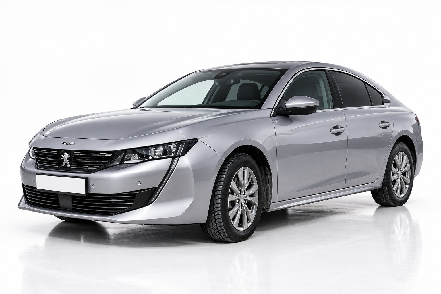 Peugeot 508 elölről, félprofilból – középkategória bérlés Budapesten