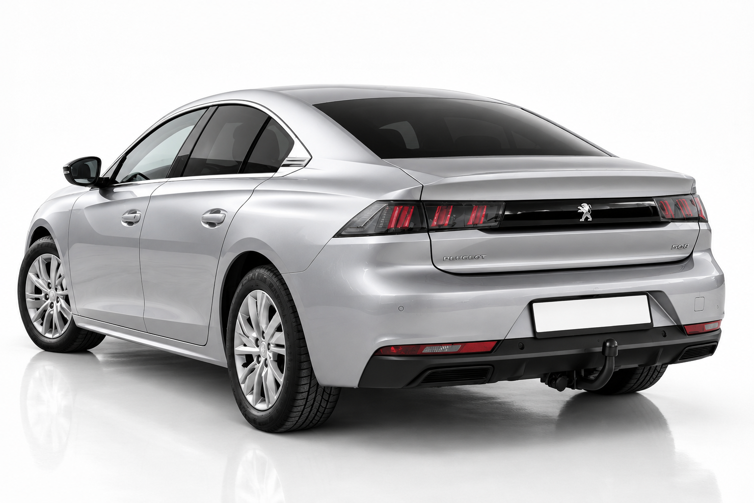 Peugeot 508 hátulról, félprofilból – középkategória bérlés Budapesten