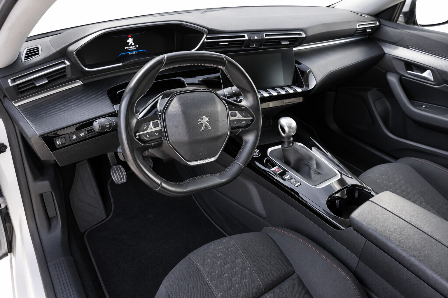 Peugeot 508 műszerfal – középkategória bérlés Budapesten