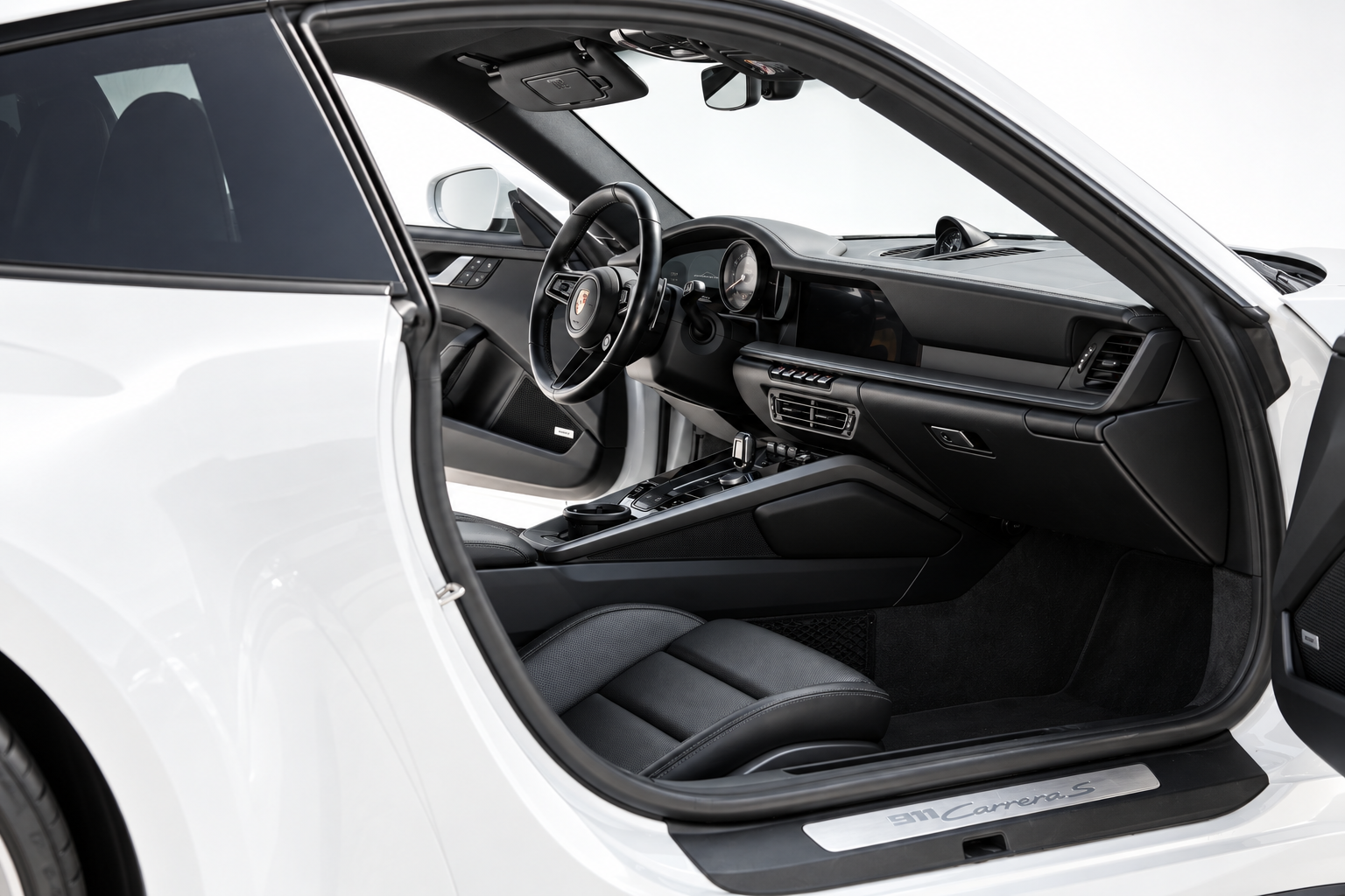 Porsche 911 Carrera S belső tere digitális műszerfallal és PDK váltóval