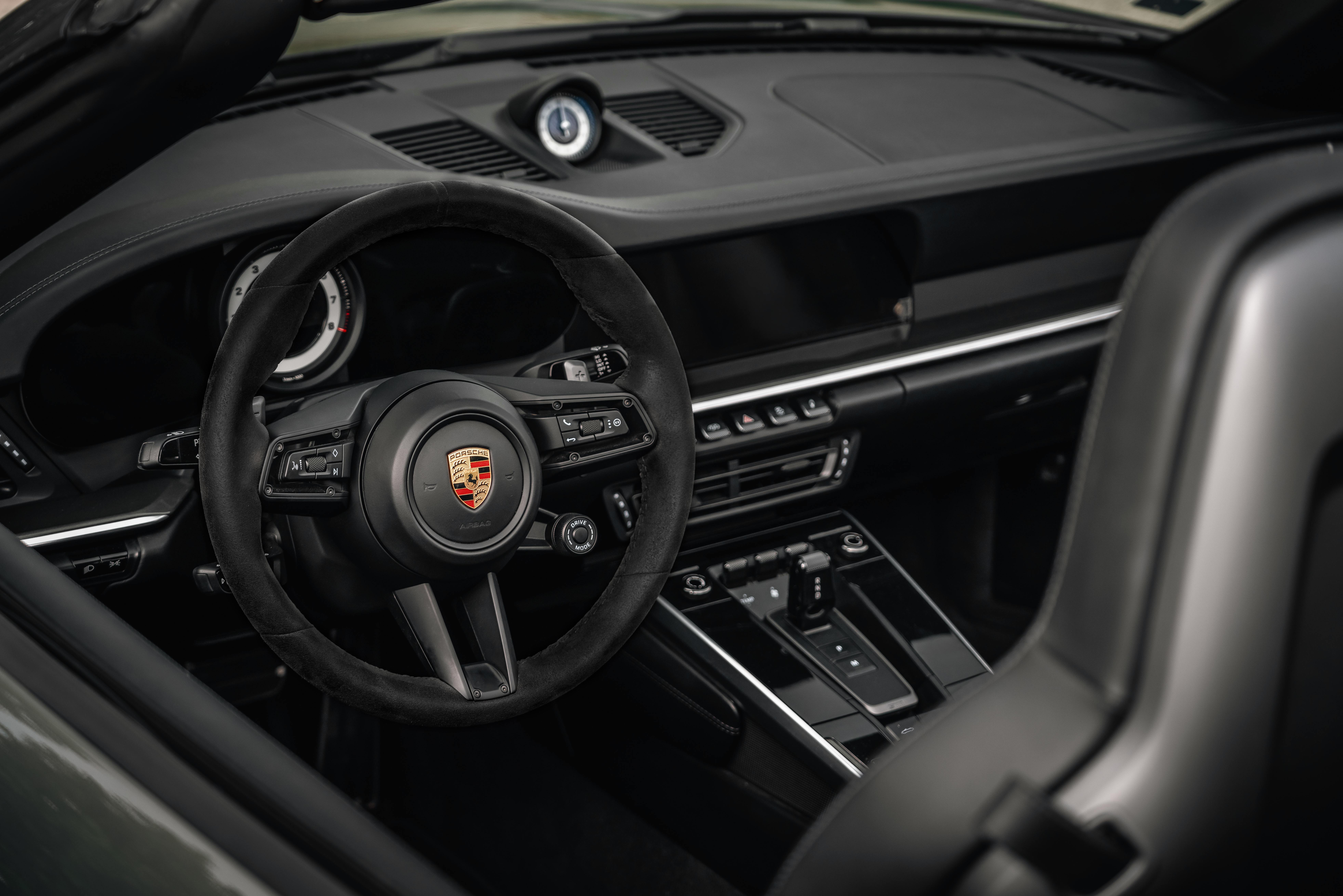 Porsche 911 Carrera 4S Cabrio vezetőülés – kabrió sportautó bérlés Budapesten