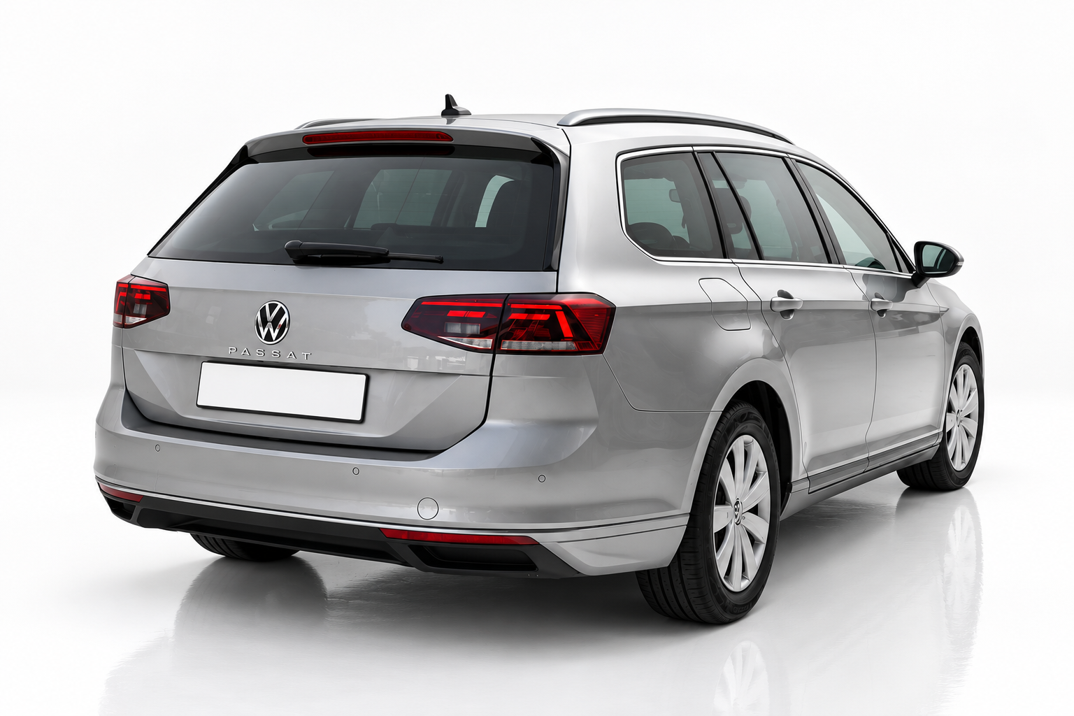Volkswagen Passat Variant hátulról, félprofilból – kombi bérlés Budapesten